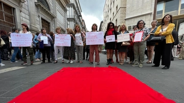 Femminicidi, a Napoli flash mob per Giulia, Pierpaola e le altre