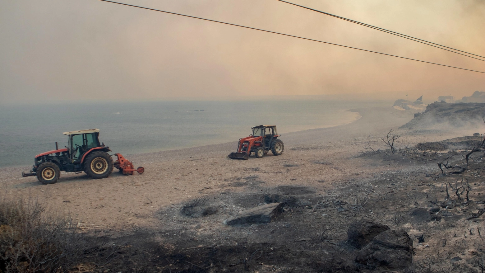 Caldo record in Grecia, incendi a Rodi: spiagge evacuate