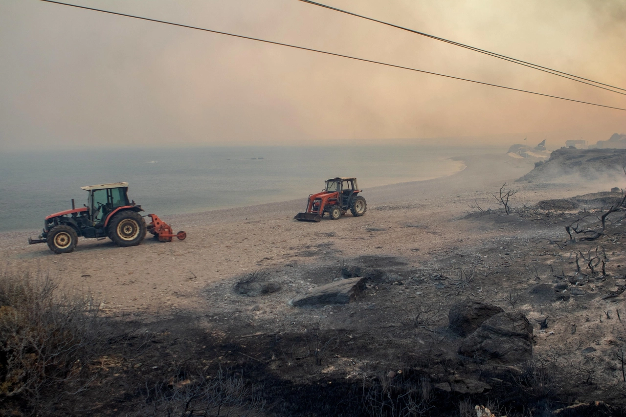 Caldo record in Grecia, incendi a Rodi: spiagge evacuate