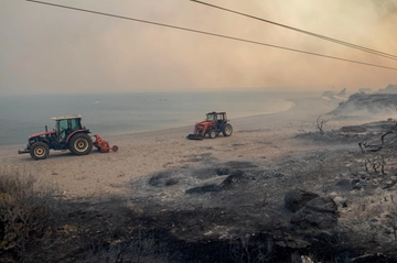 Caldo record in Grecia, incendi a Rodi: migliaia di turisti in fuga. Cosa si prevede