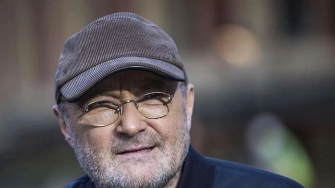 Phil Collins cade e finisce in ospedale