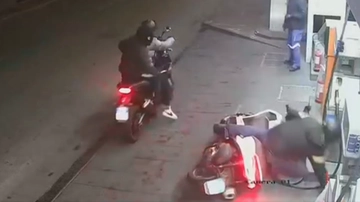 Napoli, gambizzato perché si oppone alla rapina dello scooter. Il video choc