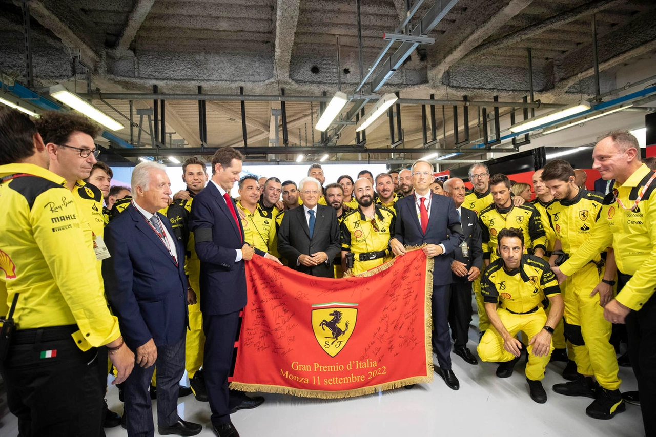 Mattarella al box Ferrari (Ansa)