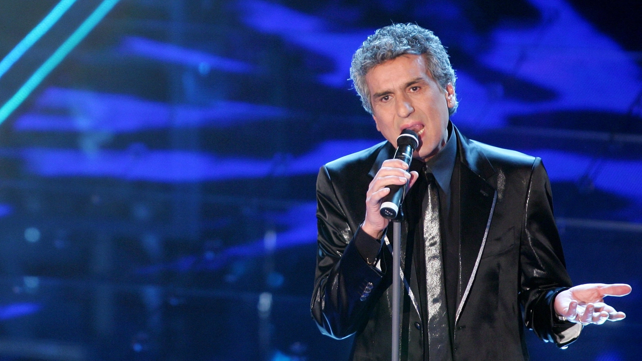 Toto Cutugno al Festival di Sanremo del 2008 (Ansa)