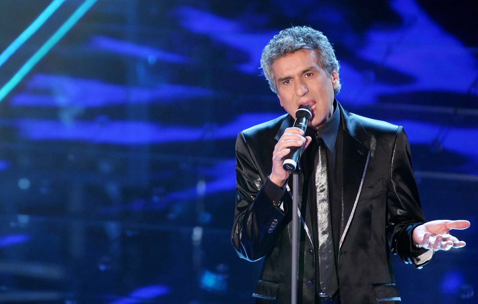 Toto Cutugno al Festival di Sanremo del 2008 (Ansa)