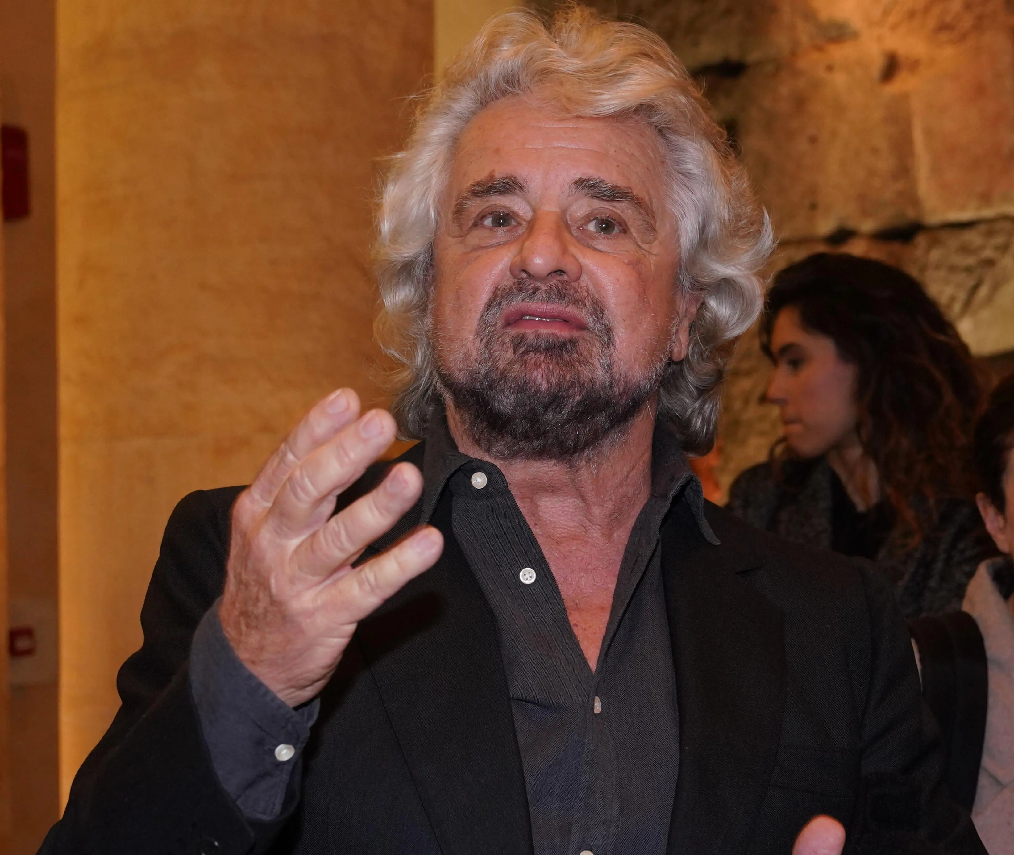 Beppe Grillo attacca Di Maio: Gigino 'a cartelletta'. Due mandati luce nella tenebra