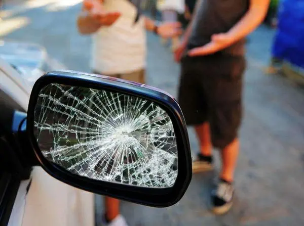 Roma, tentano il furto dello specchietto: vittima una donna di 74 anni che li smaschera