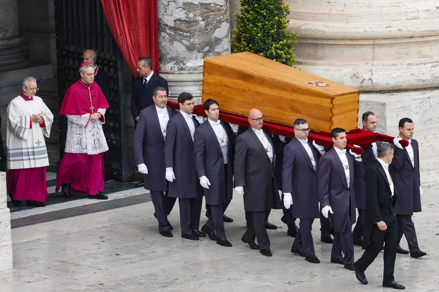 Il Funerale Di Papa Benedetto XVI: Le Foto Della Cerimonia In San Pietro