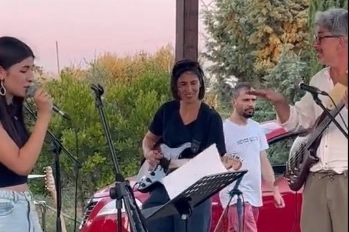 Elly Schlein suona la chitarra alla festa dell'Unità di Castiglione del Lago