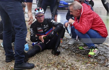 Remco Evenepoel, doppia caduta al Giro. Prima il cane, poi la scivolata e meno 3 dall’arrivo