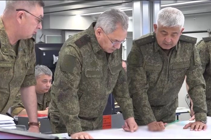 Mosca: Shoigu visita le truppe al fronte