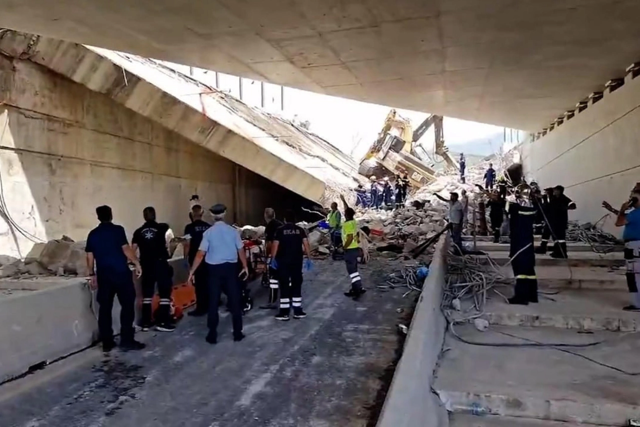 Grecia, soccorritori in azione dopo il crollo di un ponte a Patrasso