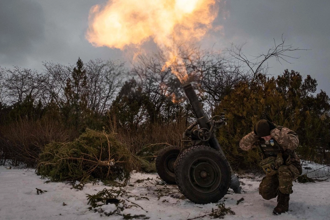 Un militare ucraino vicino a Bakhmut (Ansa)