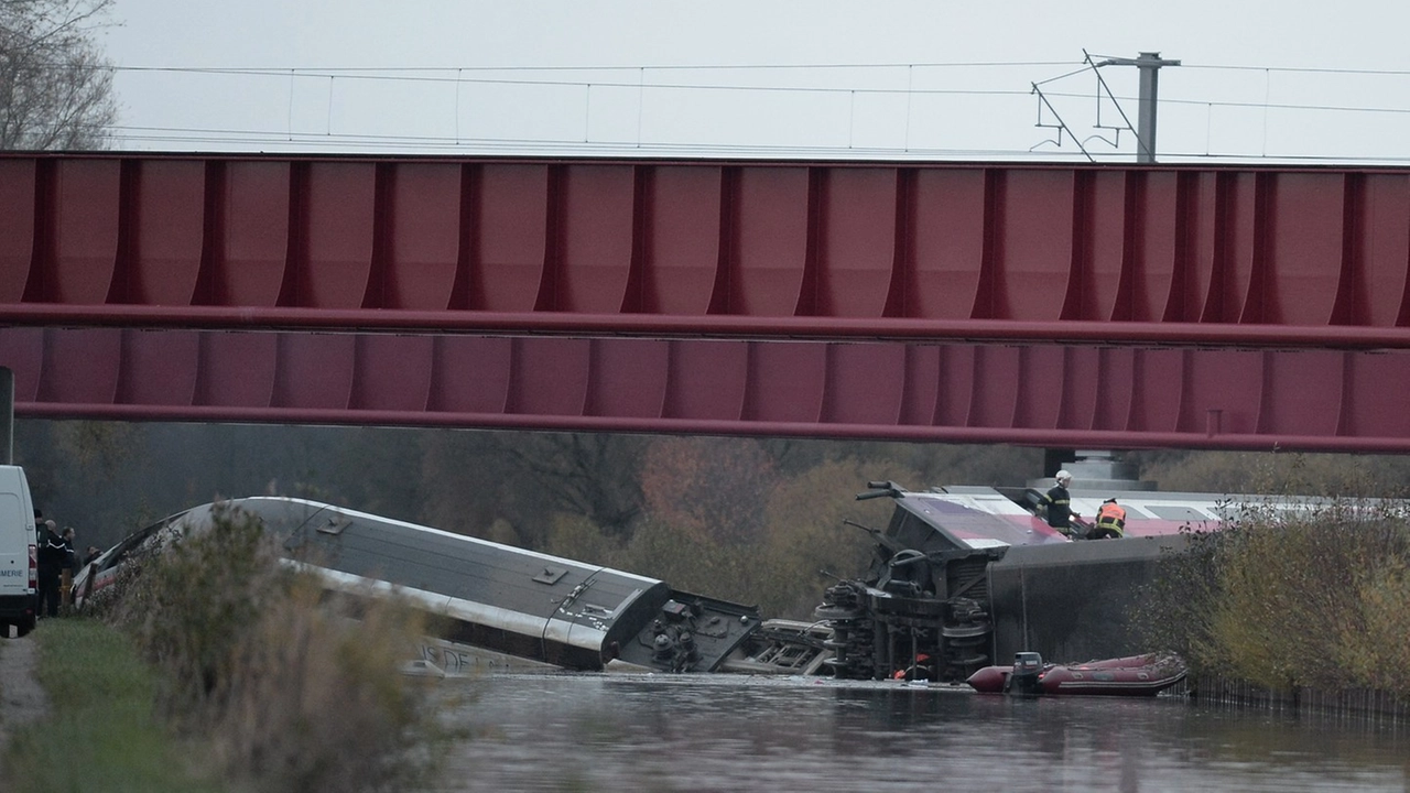 Tgv deraglia e finisce in un canale a Strasburgo (Afp)