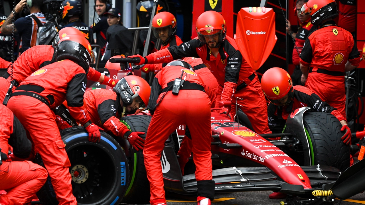 Uno dei due pit stop di Leclerc a Montecarlo