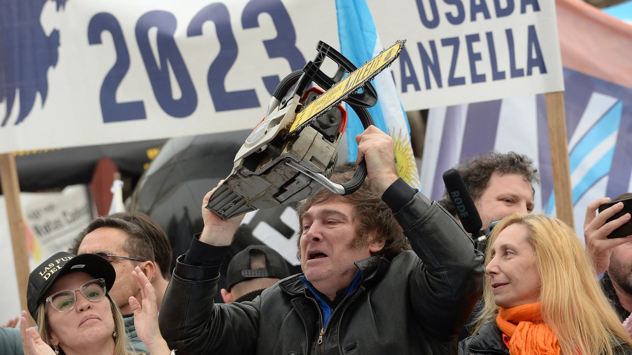 Javier Milei con una motosega a un comizio (Afp)