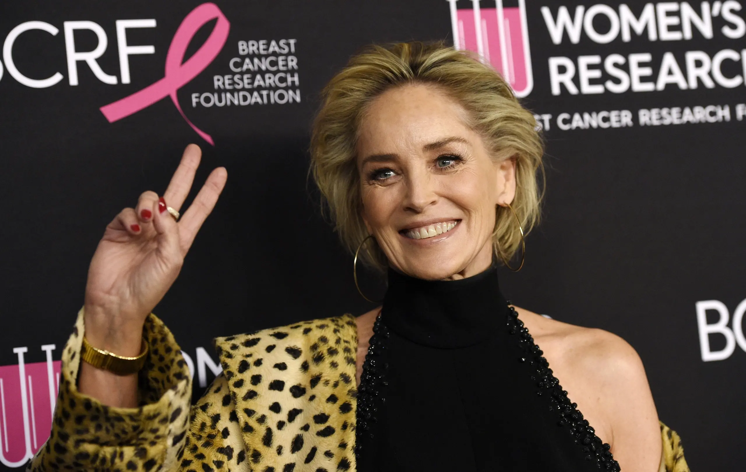 Sharon Stone bloccata su app di incontri. "Sono davvero io, riammettetemi"