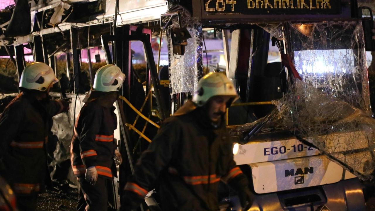 Ankara, bus carbonizzato sul luogo dell'attentato (Afp)