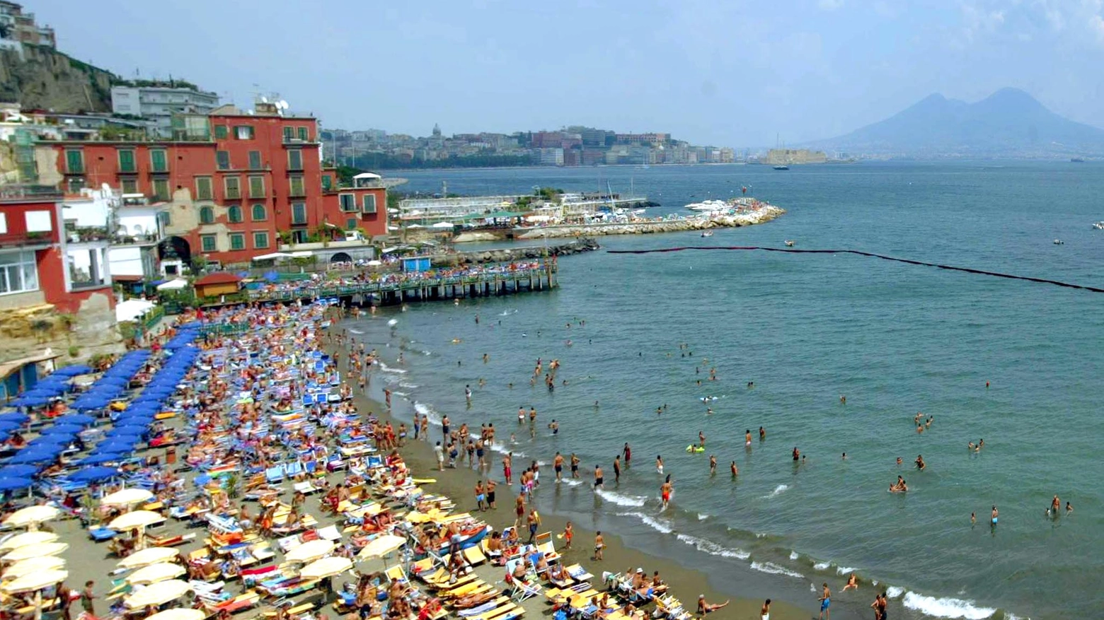 Spiagge cittadine affollate a Posillipo (Ansa)