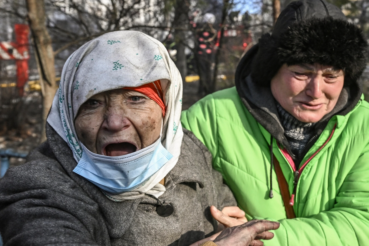 Una donna viene evacuata da un condominio a Kiev,