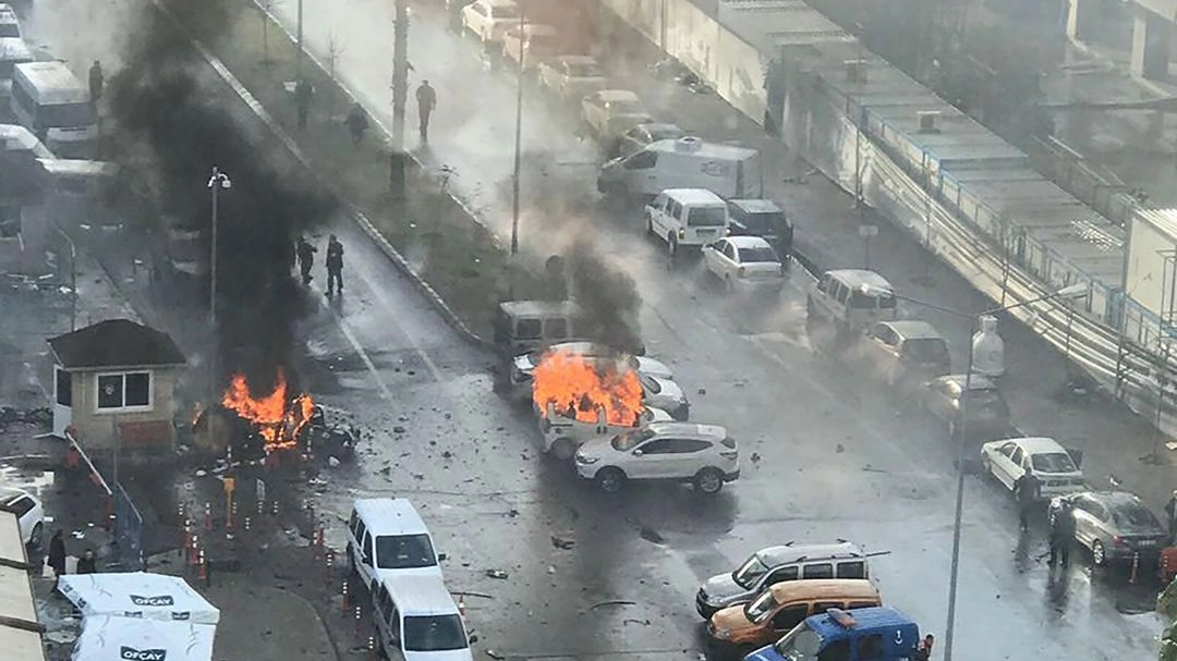 Auto in fiamme nei pressi dell'esplosione (Afp)