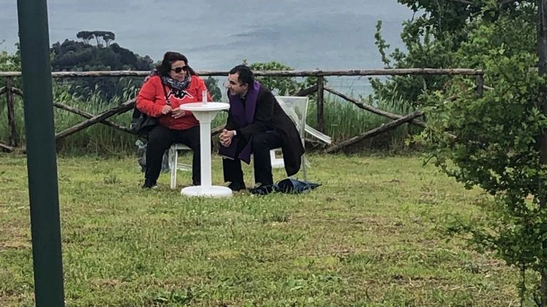 La “veggente” di Trevignano Romano, Gisella Cardia torna sulla collina. Un prete fa le confessioni (Foto a cura di Elena Polidori)