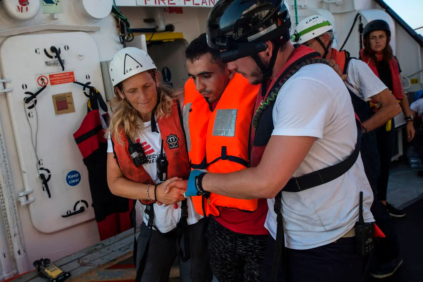 Msf non arriva a Lampedusa, migranti trasferiti su navi della Guardia Costiera