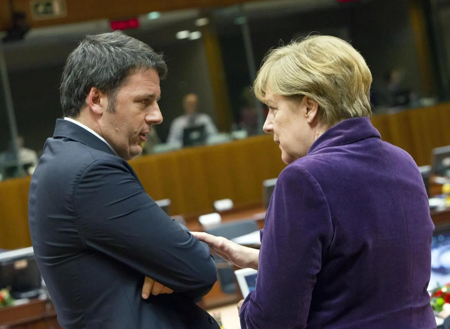 Tensione Renzi-Merkel al vertice Ue. "Angela, non dite che donate il sangue"