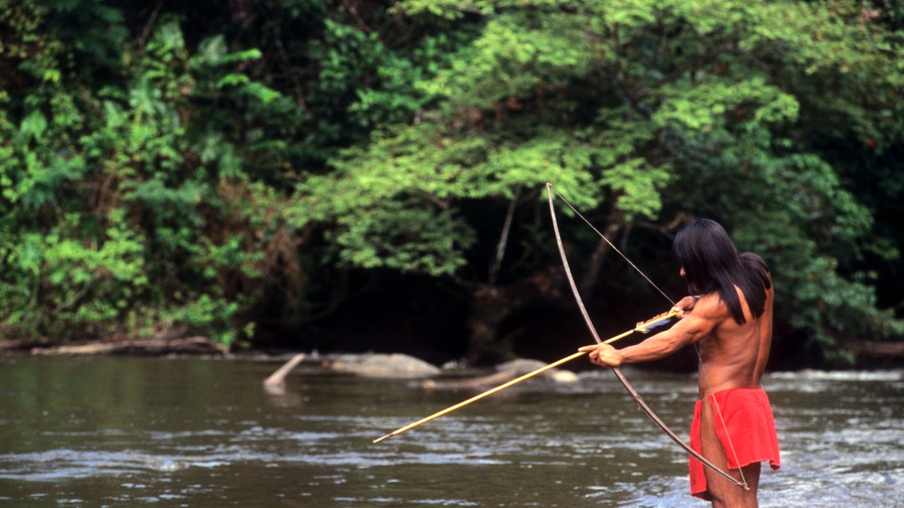 Un indio nella foresta amazzonia