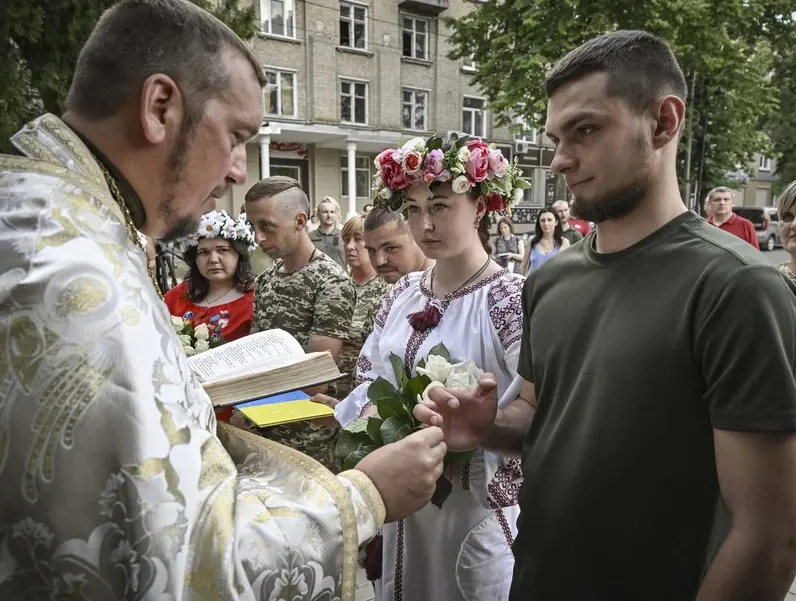 Boom di nozze in Ucraina. I soldati congelano il seme. "I caduti saranno padri"