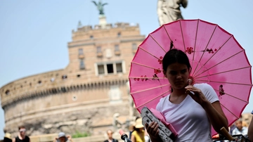 Caldo record a Roma, picchi oltre i 43 gradi. Ecco le zone più a rischio, schierati 80 'Angeli del Fresco'