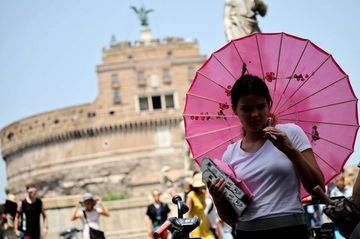 Caldo record a Roma, picchi oltre i 43 gradi. Ecco le zone più a rischio, schierati 80 'Angeli del Fresco'