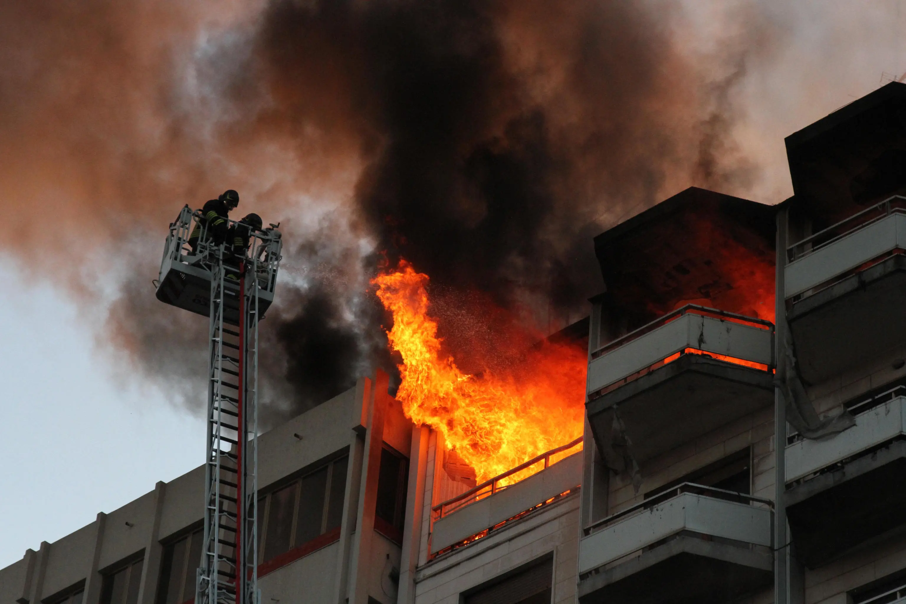 Incendio in un appartamento al Corviale a Roma: un intossicato in codice rosso