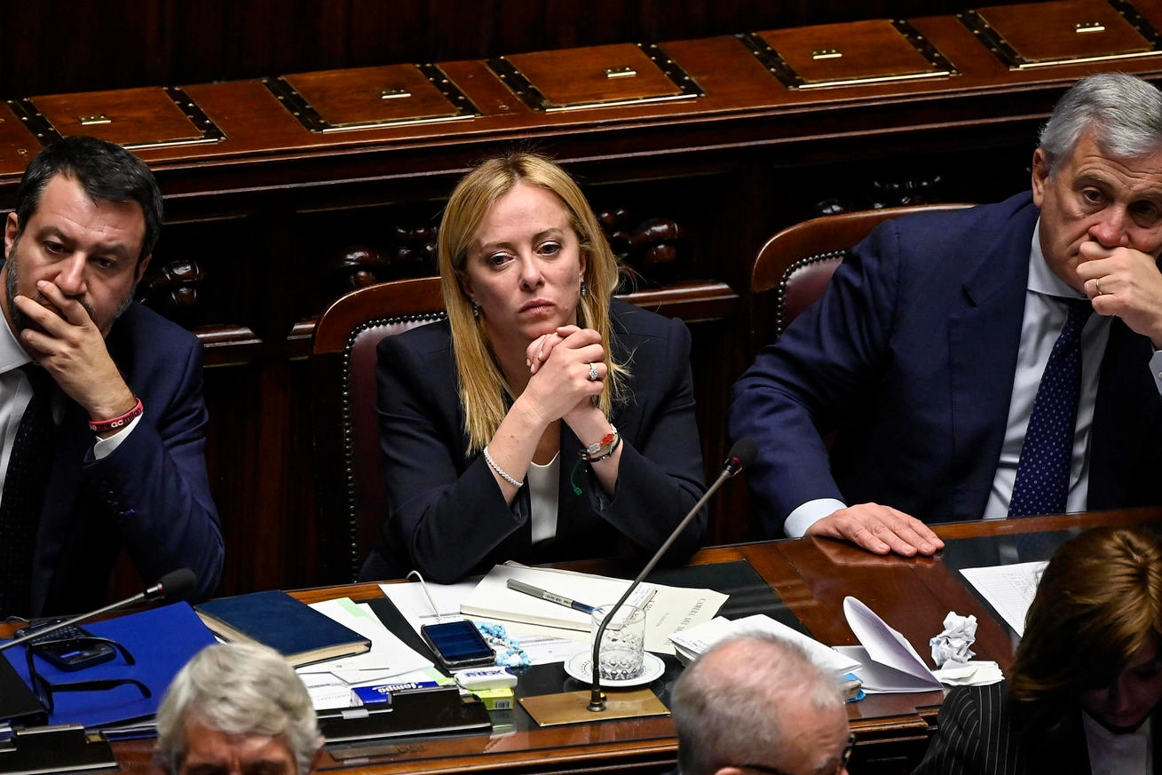 La premier Giorgia Meloni con i suoi vice Salvini e Tajani