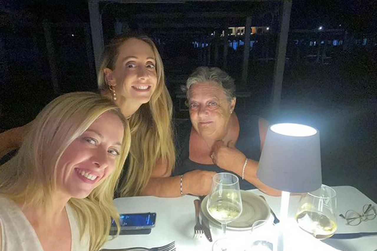 La premier Giorgia Meloni con la mamma Anna Paratore e la sorella Arianna