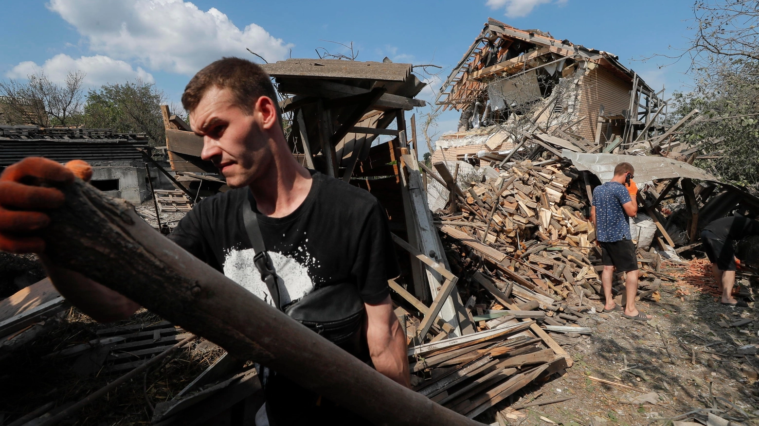 Ucraina, i danni di un attacco russo vicino a Kiev (Ansa)