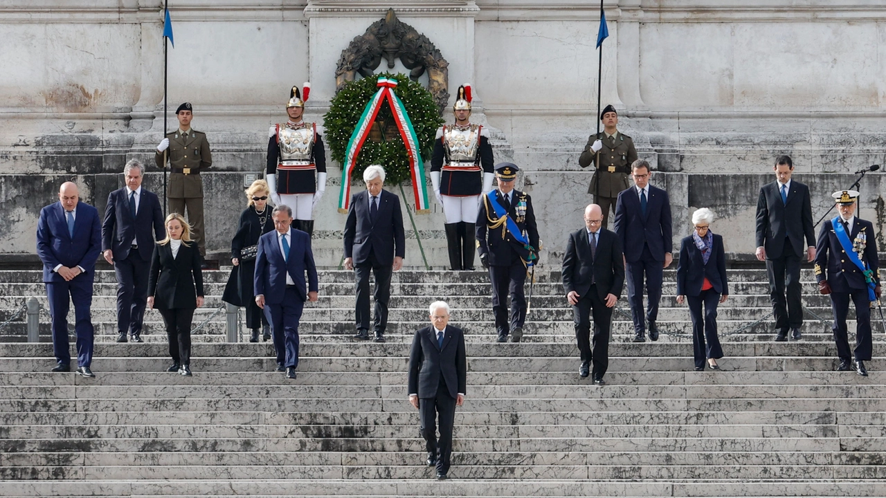 25 aprile: Mattarella depone la corona al Milite Ignoto