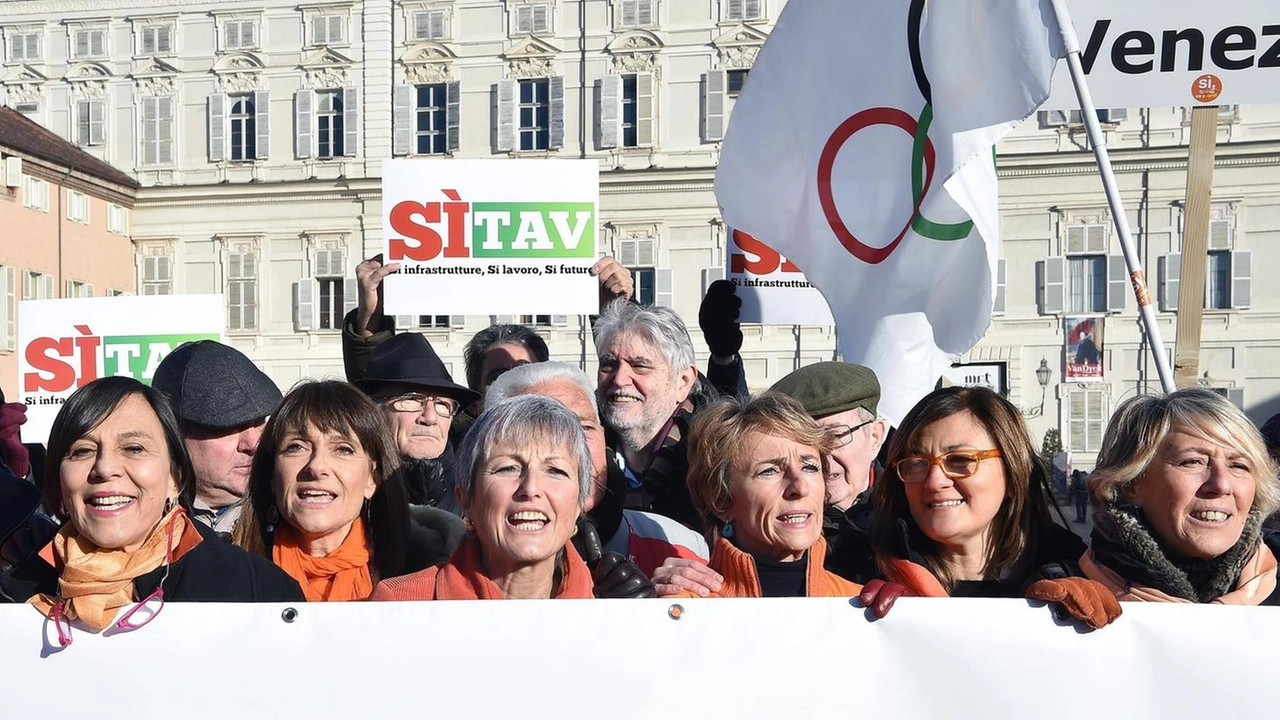 Il Movimento 'Sì Tav' in piazza a Torino (Ansa)