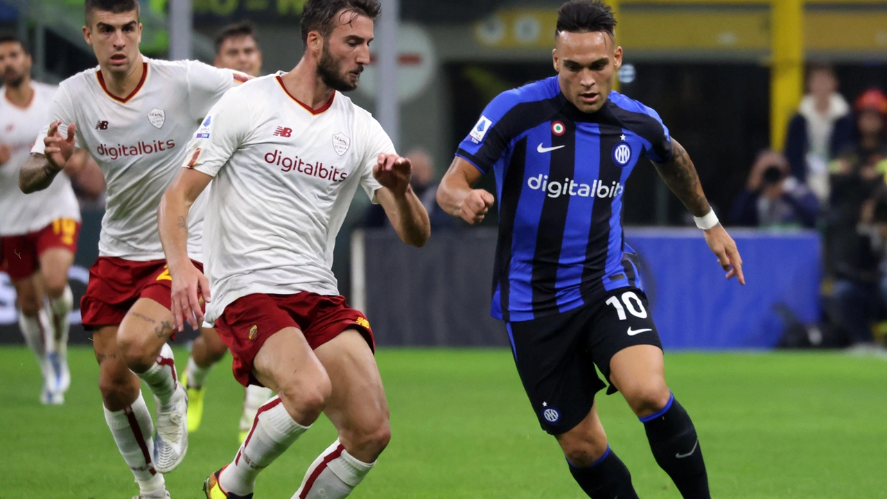 Lautaro Martinez in azione contro la Roma