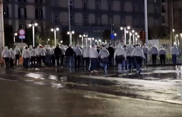 Napoli-Union Berlino, scontri con le forze dell’ordine, danni a negozi e auto in sosta: arrestati 11 ultras tedeschi. Il questore: “Evitata la guerriglia urbana”