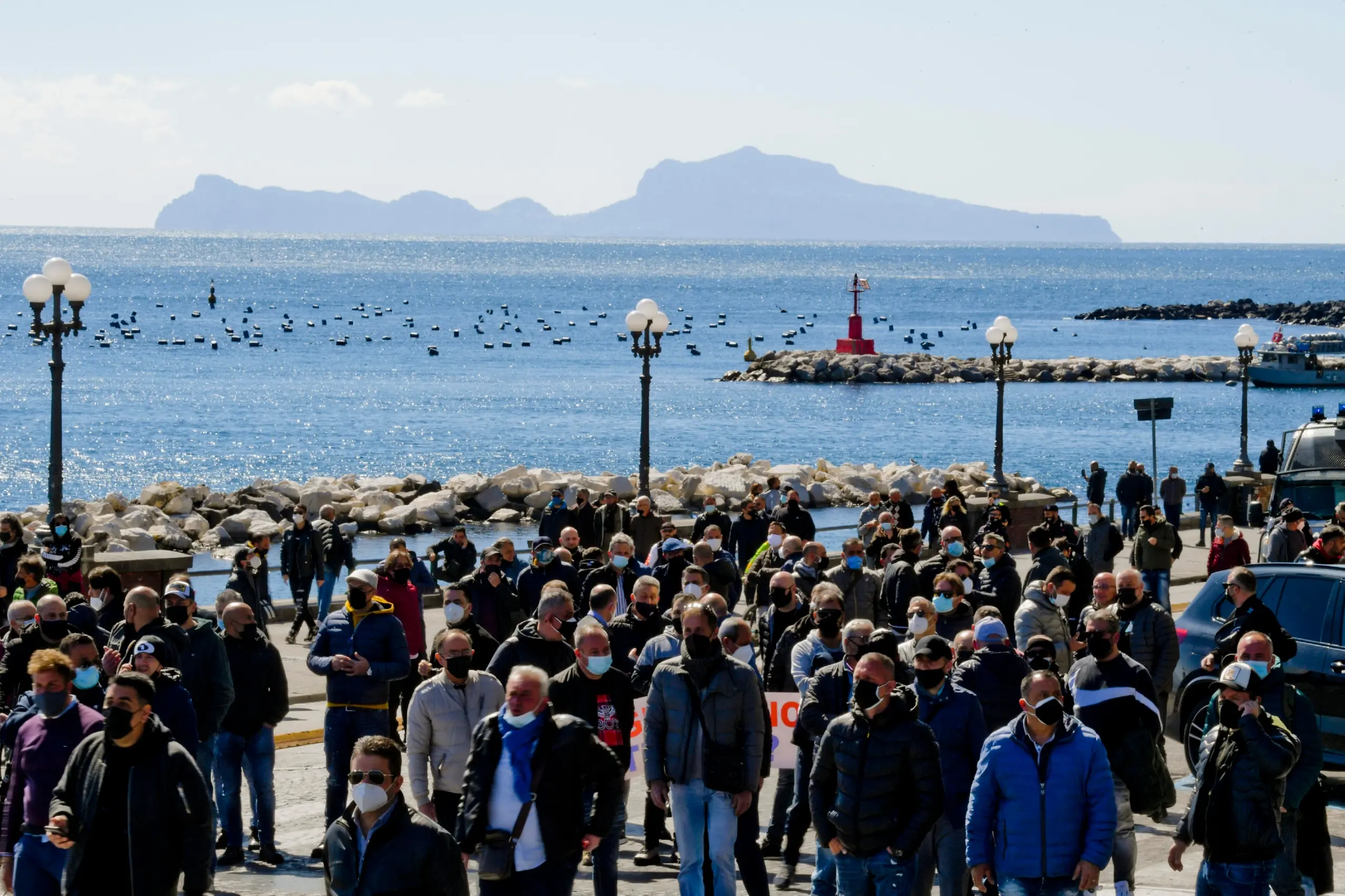 Napoli, domenica di sole: bar e ristoranti pieni, strade affollate