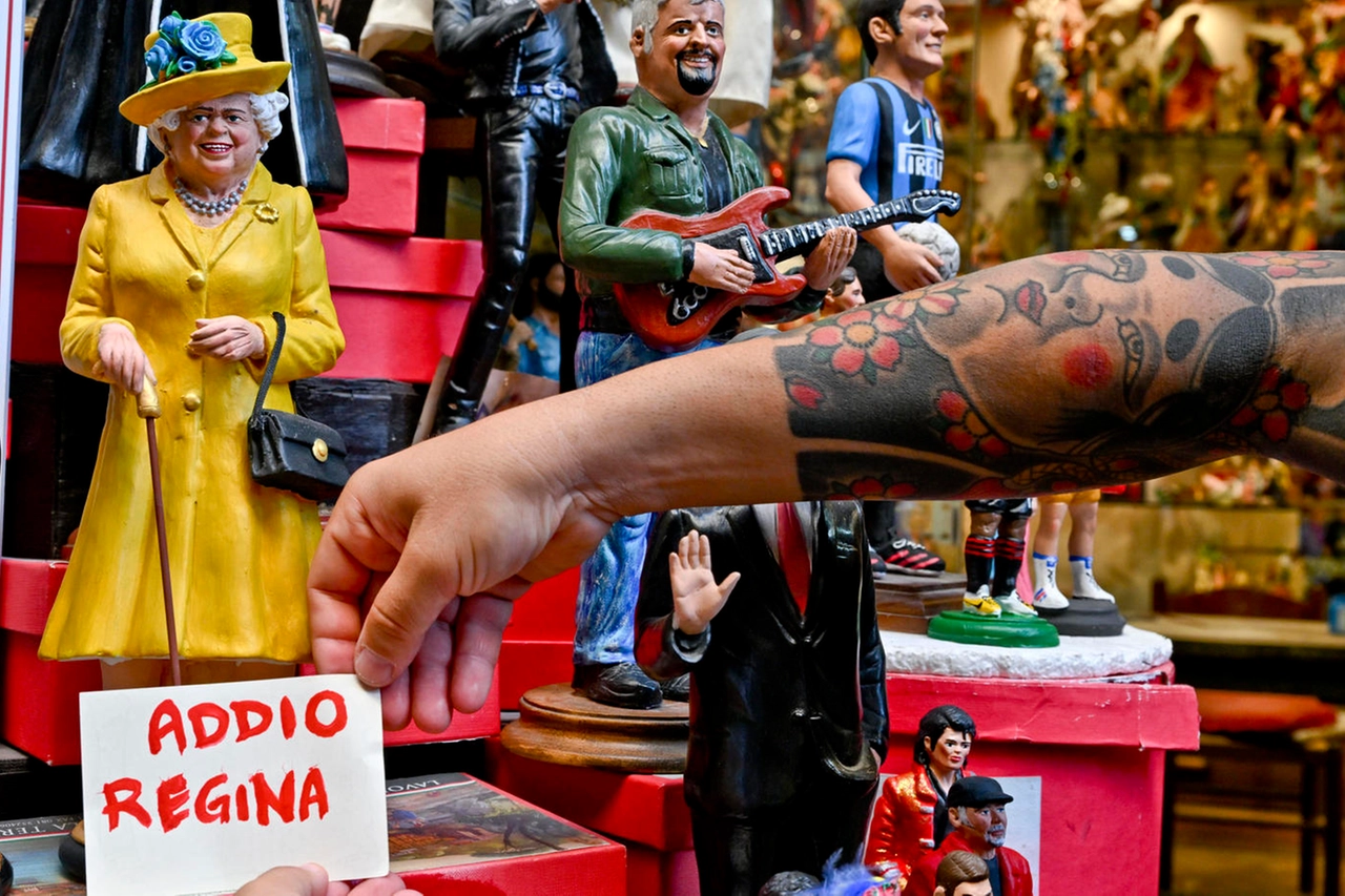 La statuina di Elisabetta II esposta da Genny Di Virgilio a San Gregorio Armeno a Napoli