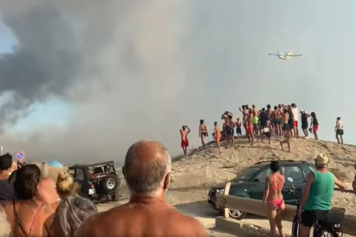 Ugento: incendio sulla marina. I bagnanti lasciano le spiagge. In azione un canadair (via Facebook Ugento Online)