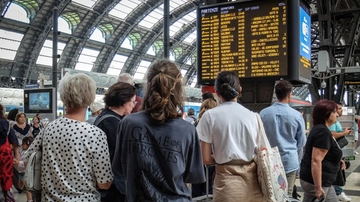 Bonus trasporti, il click day dura un attimo: beffati migliaia di lavoratori e studenti lombardi