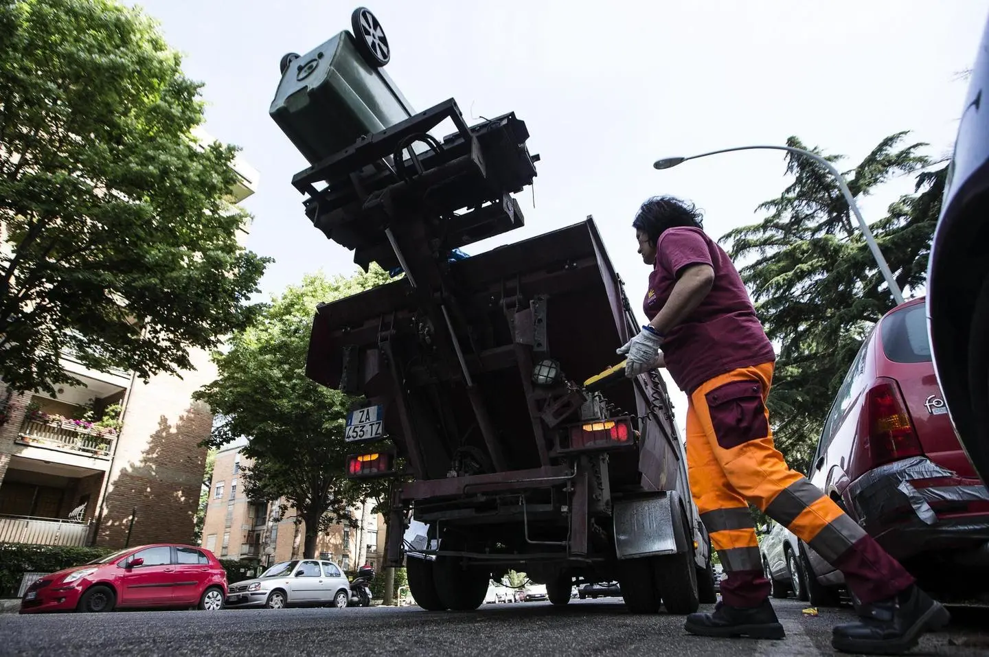 Roma, pausa per i netturbini: "Questo sole ci distrugge"