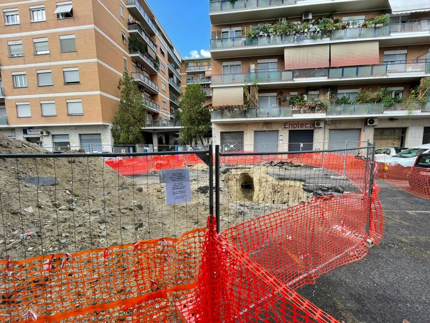 Roma, protesta dei cittadini: "Ostaggi della banda del buco"