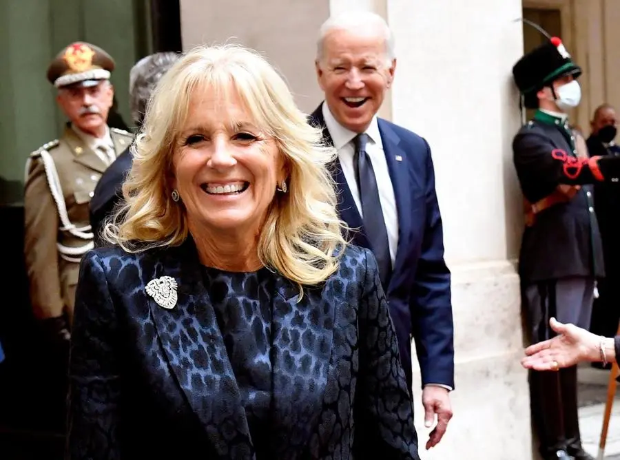 Jill Biden a Roma. I look, la spilla e l'abbraccio con Serena Draghi