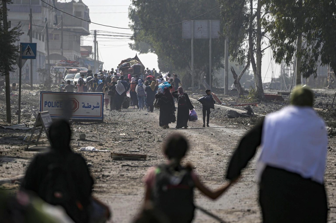 Palestinesi in fuga da Gaza