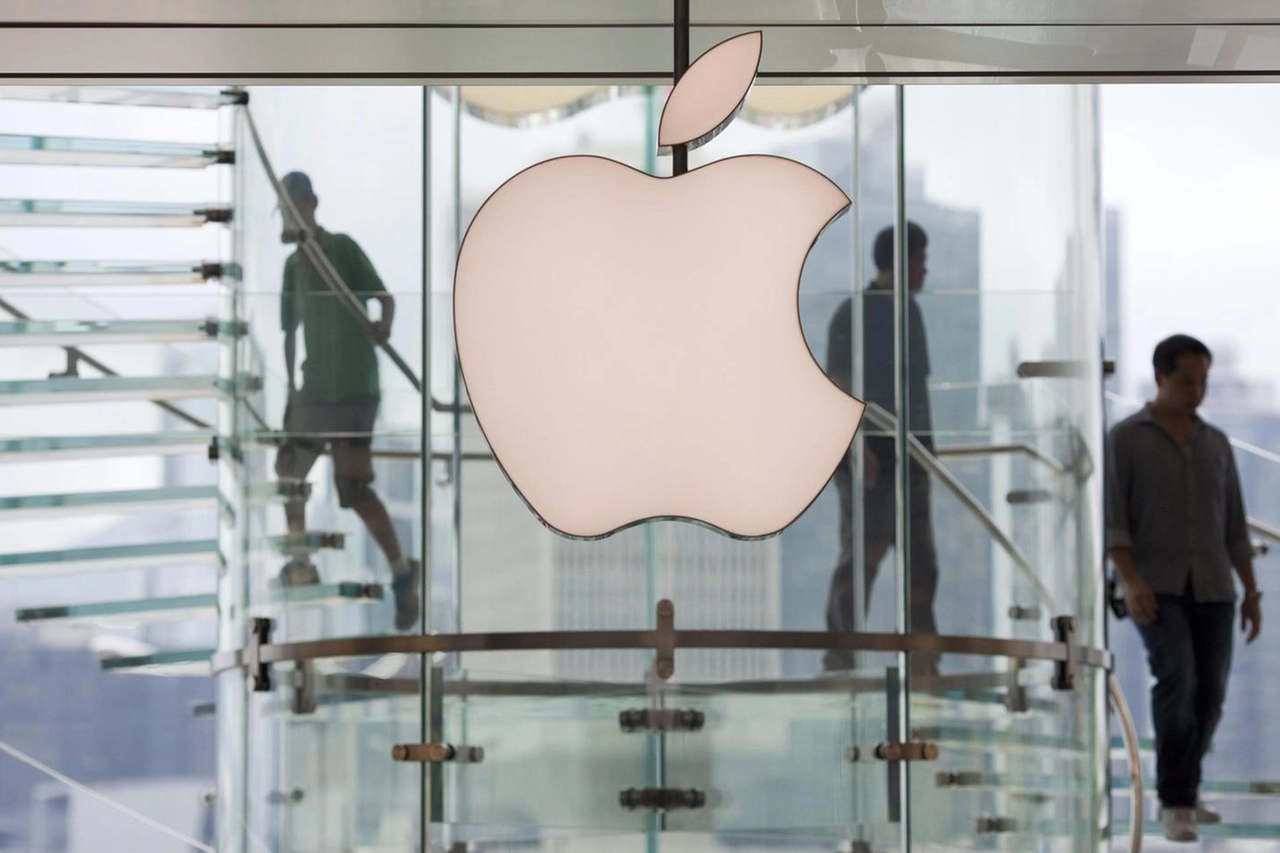 Il logo di Apple su uno degli store del colosso tecnologico (Ansa)