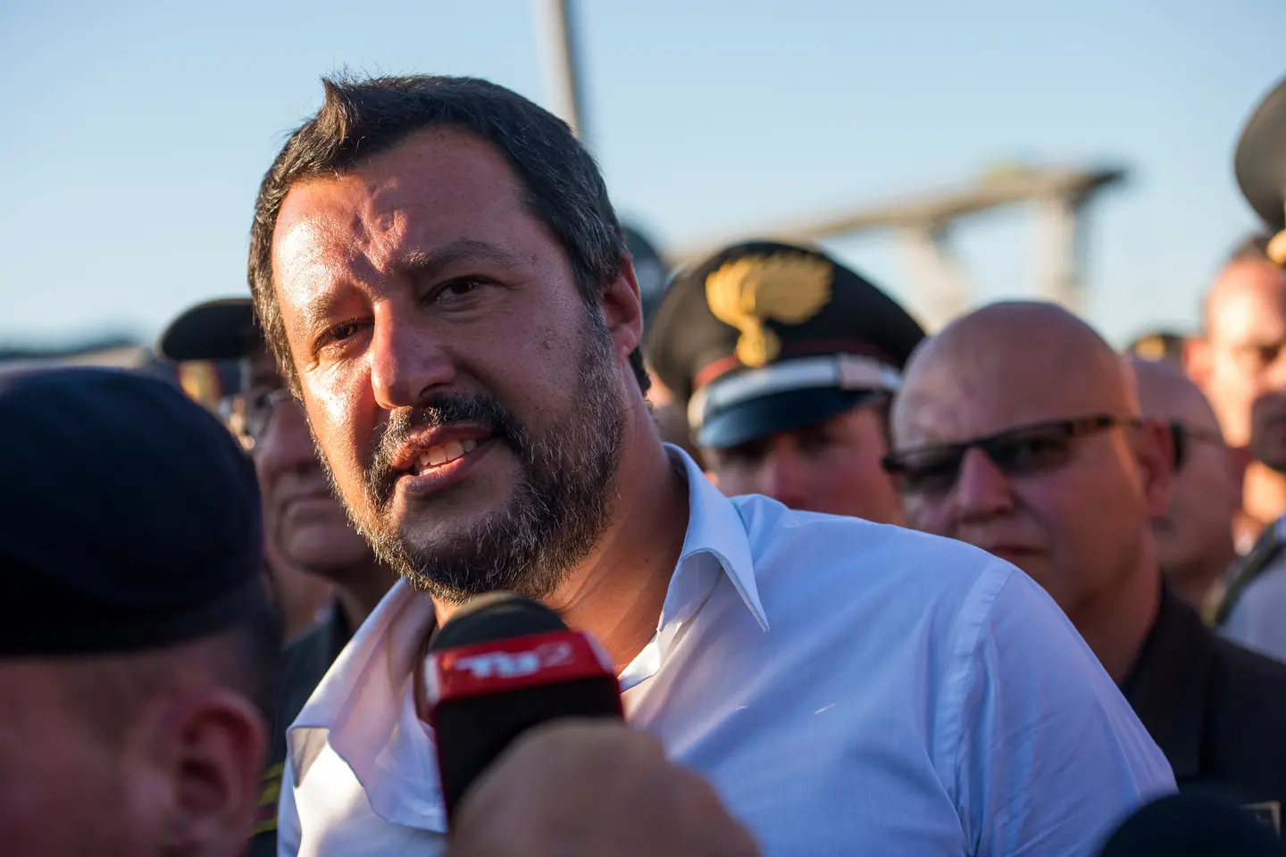 Migranti, Salvini: "Malta sta accompagnando in Italia nave con 170 a bordo"